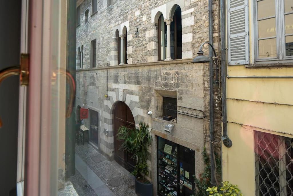 Alloggio Del 1400 Nel Cuore Del Centro Storico A 2 Min Dal Porto E Con 2 Bici Gratuite Como Exteriör bild