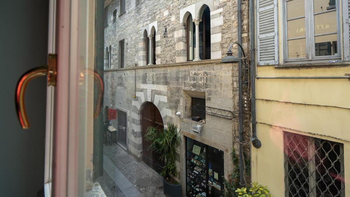 Alloggio Del 1400 Nel Cuore Del Centro Storico A 2 Min Dal Porto E Con 2 Bici Gratuite Como Exteriör bild