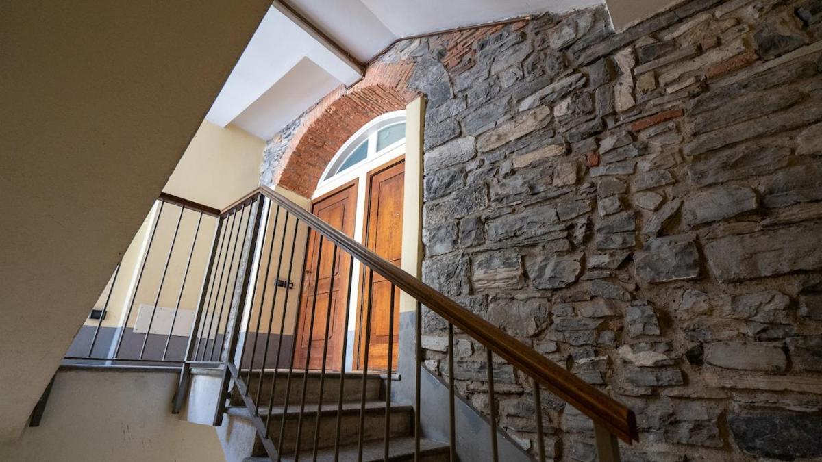 Alloggio Del 1400 Nel Cuore Del Centro Storico A 2 Min Dal Porto E Con 2 Bici Gratuite Como Exteriör bild